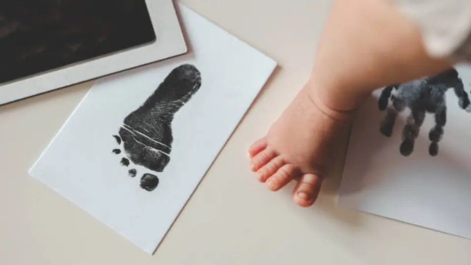 Madres y padres podrán acordar el orden de los apellidos al registrar a sus hijos. / iStock