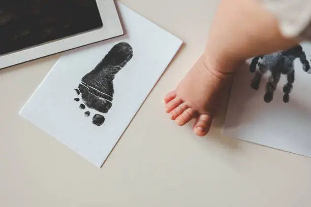 Madres y padres podrán acordar el orden de los apellidos al registrar a sus hijos. / iStock