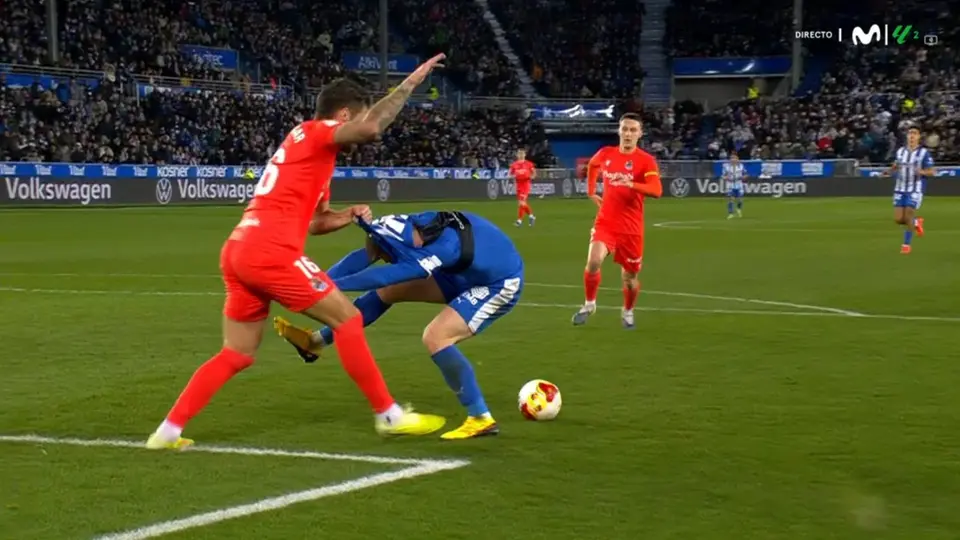 Real Sociedad y Alavés vieron un claro penal | CAPTURA