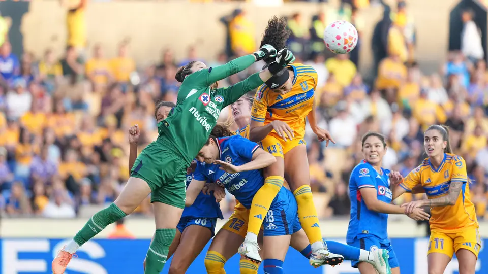 Alex Godínez corta un centro en el partido de Cruz Azul contra Tigres | IMAGO 7
