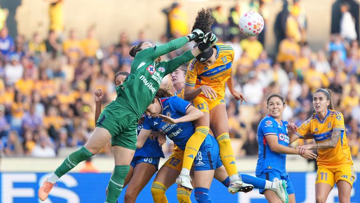 Alex Godínez corta un centro en el partido de Cruz Azul contra Tigres en la Semifinal del Apertura 2025 | IMAGO 7