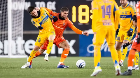 Juan Pablo Vigón, Gignac y Jesús Garza durante el partido de Concachampions ante Forge FC | MEXSPORT