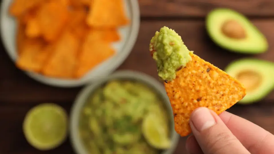 Nachos y guacamole son una combinación infaltable durante la final de la NFL. / iStock