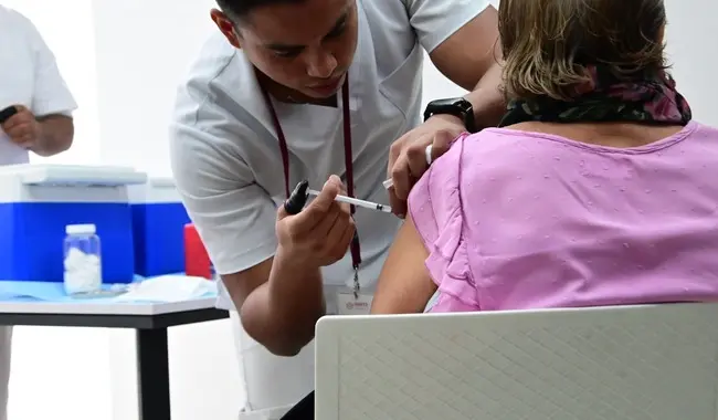 La vacuna contra el sarampión es gratuita y está dirigida a personas de 1 a 49 años./ RS