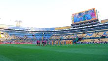 Jugadoras de Tigres y Cruz Azul salen al campo del Estadio Universitario en la vuelta de la Semifinal del Apertura 2025 | IMAGO 7