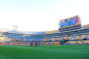 Jugadoras de Tigres y Cruz Azul salen al campo del Estadio Universitario en la vuelta de la Semifinal del Apertura 2025 | IMAGO 7