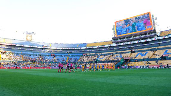 Jugadoras de Tigres y Cruz Azul salen al campo del Estadio Universitario en la vuelta de la Semifinal del Apertura 2025 | IMAGO 7