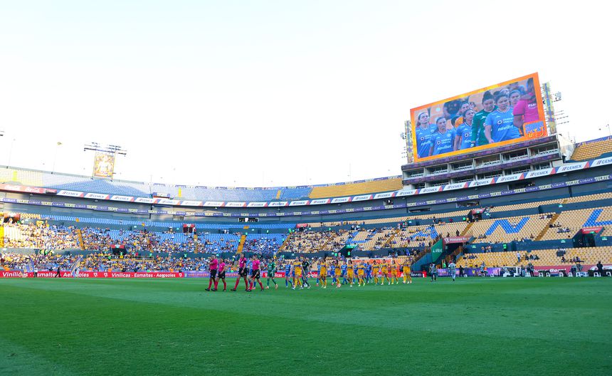Jugadoras de Tigres y Cruz Azul salen al campo del Estadio Universitario en la vuelta de la Semifinal del Apertura 2025 | IMAGO 7