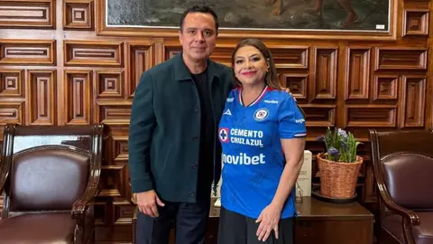 Víctor Velázquez junto con Clara Brugada, Jefa de Gobierno de la CDMX | X: @Victor_VelRan