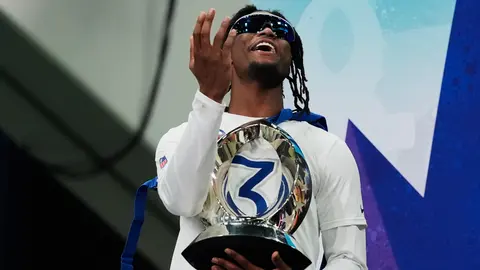 George Pickens con el trofeo de los Pro Bowl Games 2025 | AP