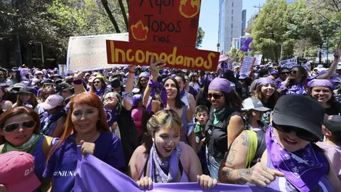La participación en la marcha del 8M debe coordinarse con tu patrón para mantener una relación laboral sana. / AP