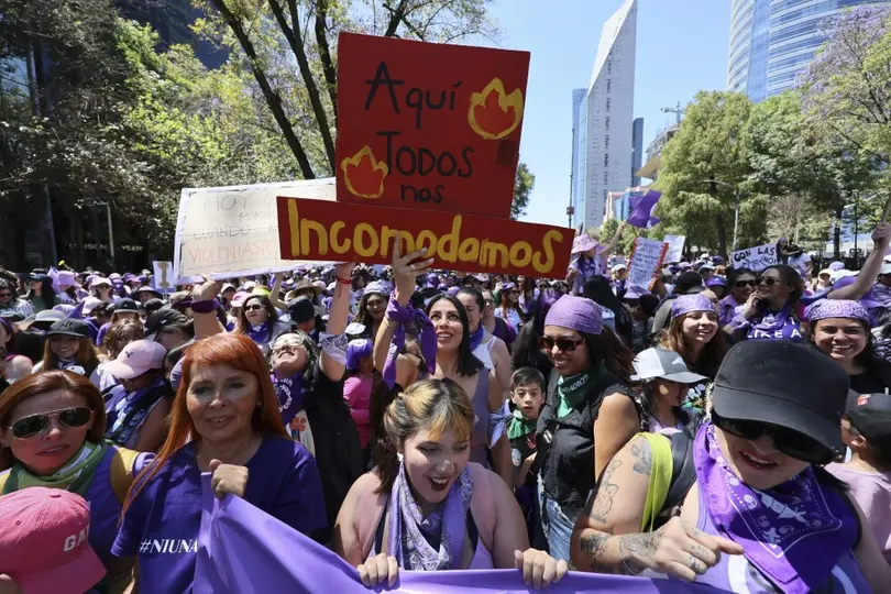 La participación en la marcha del 8M debe coordinarse con tu patrón para mantener una relación laboral sana. / AP