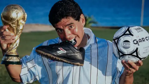 Diego Armando Maradona en una sesión fotográfica con su trofeo del Mundial | MEXSPORT