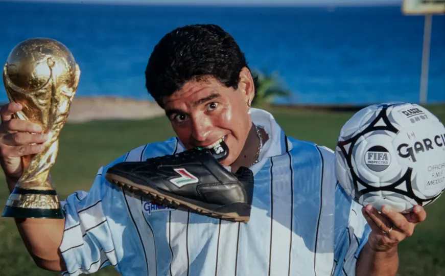 Diego Armando Maradona en una sesión fotográfica con su trofeo del Mundial | MEXSPORT