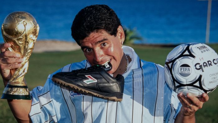 Diego Armando Maradona en una sesión fotográfica con su trofeo del Mundial | MEXSPORT