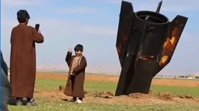 VIDEO: Civiles se fotografían con misil iraní tras caer en Siria