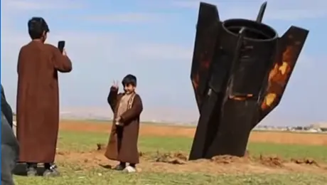VIDEO: Civiles se fotografían con misil iraní tras caer en Siria