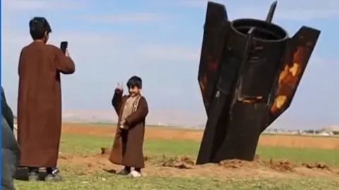 VIDEO: Civiles se fotografían con misil iraní tras caer en Siria