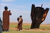 VIDEO: Civiles se fotografían con misil iraní tras caer en Siria