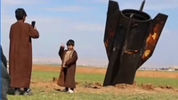 VIDEO: Civiles se fotografían con misil iraní tras caer en Siria
