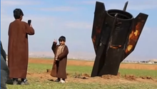 VIDEO: Civiles se fotografían con misil iraní tras caer en Siria