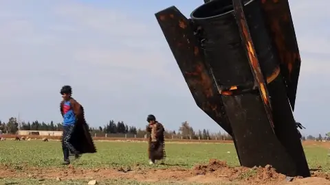El misil iraní que cayó en Siria se convirtió en el centro de atención de los pobladores. / AP