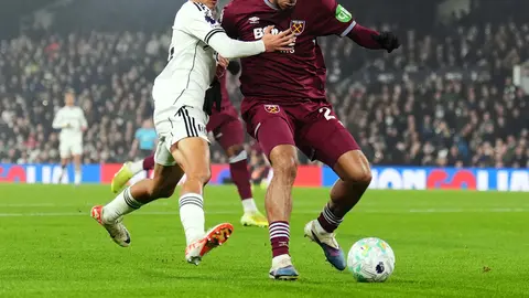 Joshua King de Fulham se enfrenta a Jean-Clair Todibo de West Ham en la Premier League | AP