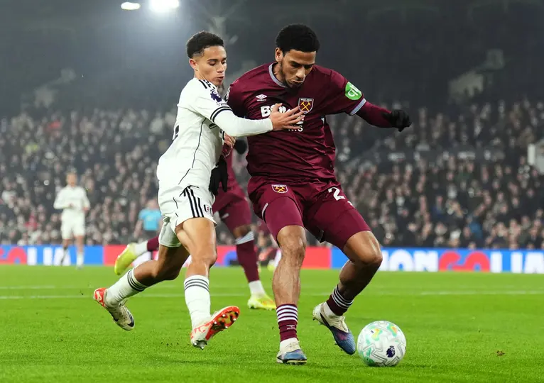 Joshua King de Fulham se enfrenta a Jean-Clair Todibo de West Ham en la Premier League | AP