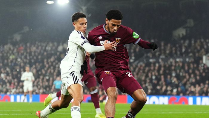 Joshua King de Fulham se enfrenta a Jean-Clair Todibo de West Ham en la Premier League | AP