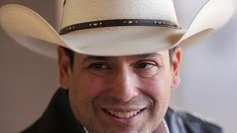 Bobby Pulido, intérprete del éxito “Desvelado”, obtuvo el 67.5% de los votos en la primaria demócrata en Texas./ AP