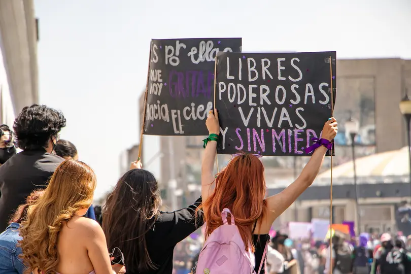 Mujeres se congregan en el centro de la Ciudad de México durante la movilización del 8 de marzo. / iStock