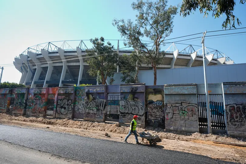 Afueras del Estadio Azteca durante las labores de remodelación | AP