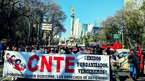El aumento a maestros ocurre en medio de demandas del magisterio por mejores condiciones laborales y salariales. / RS