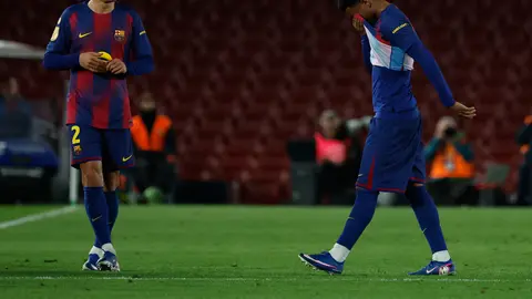 Alejandro Balde al salir lesionado del partido de Barcelona | AP
