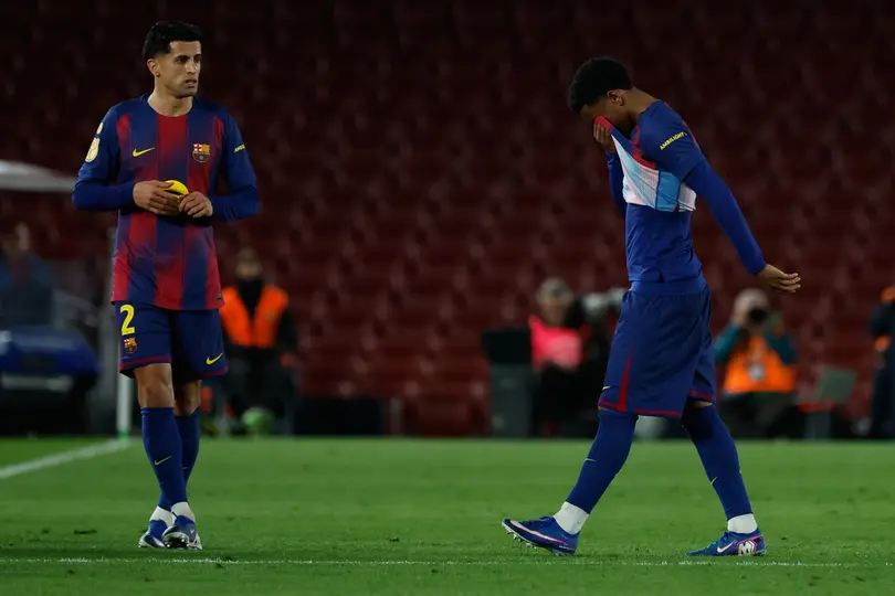 Alejandro Balde al salir lesionado del partido de Barcelona | AP