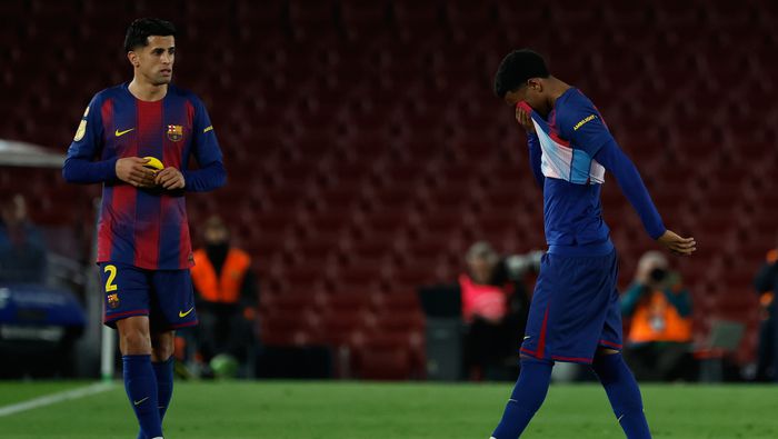 Alejandro Balde al salir lesionado del partido de Barcelona | AP