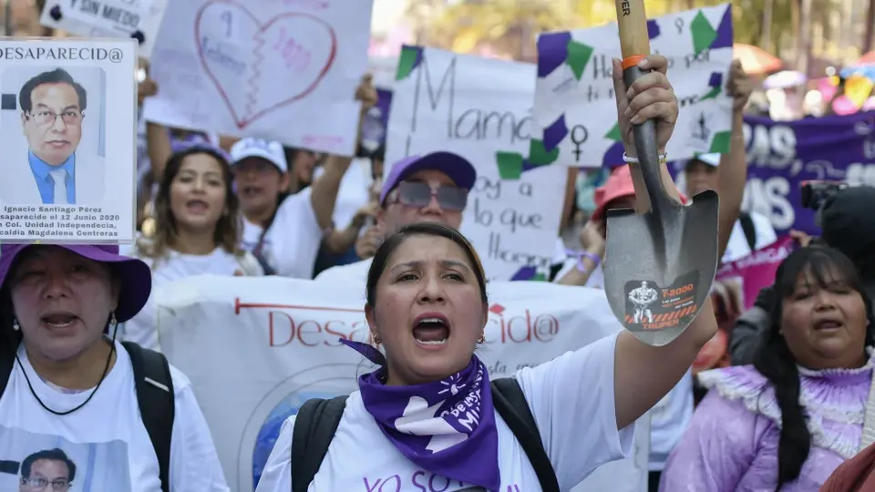 Los pañuelos y carteles forman parte de la expresión colectiva durante el Día Internacional de la Mujer./ AP