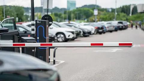 La propuesta busca evitar que los consumidores paguen estacionamiento después de gastar en comercios o servicios./ Pixabay