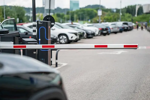 La propuesta busca evitar que los consumidores paguen estacionamiento después de gastar en comercios o servicios./ Pixabay