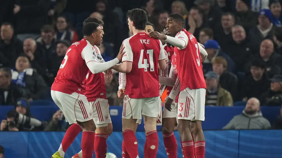 Arsenal sufre ante Brighton, pero se afianza en la cima; ya le saca 7 puntos al City
