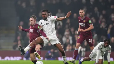 Jarrod Bowen disputa el balón frente a Alex Iwobi en el partido entre West Ham y Fulham | AP