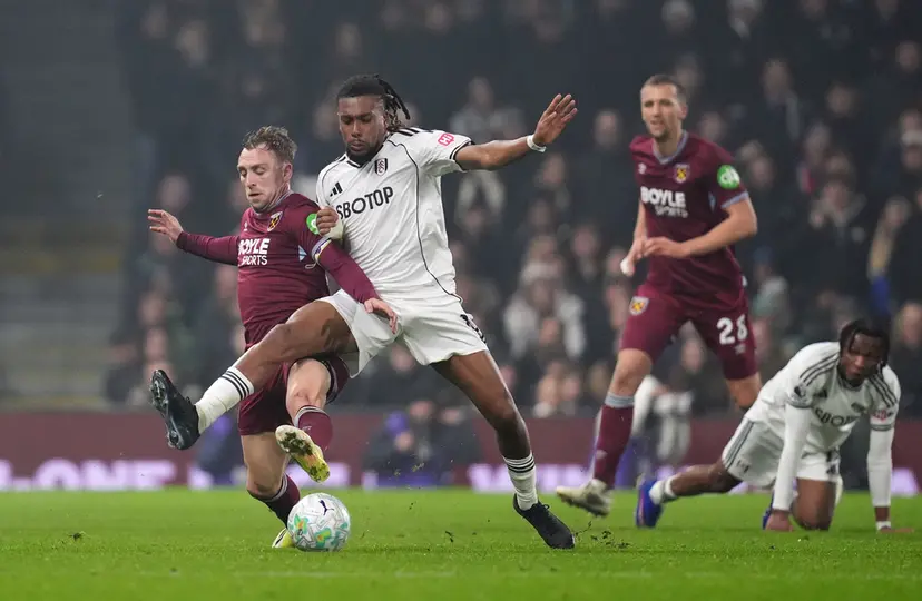 Jarrod Bowen disputa el balón frente a Alex Iwobi en el partido entre West Ham y Fulham | AP