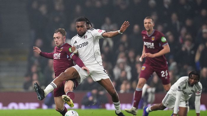 Jarrod Bowen disputa el balón frente a Alex Iwobi en el partido entre West Ham y Fulham | AP