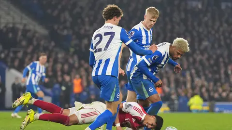 Brighton y Arsenal disputando el balón l AP