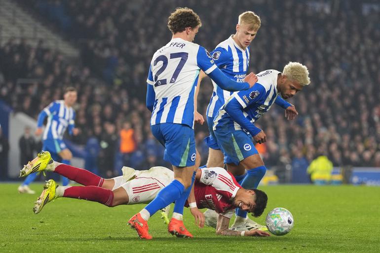 Brighton y Arsenal disputando el balón l AP