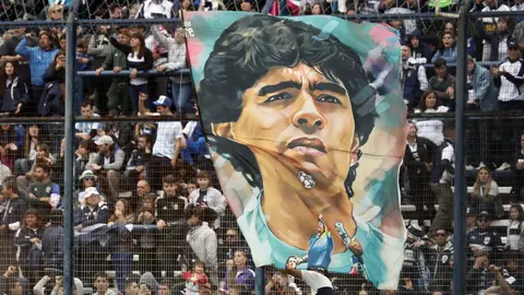 Afición de Gimnasia y Esgrima desplegó un tifo con el rostro de Maradona | MEXSPORT
