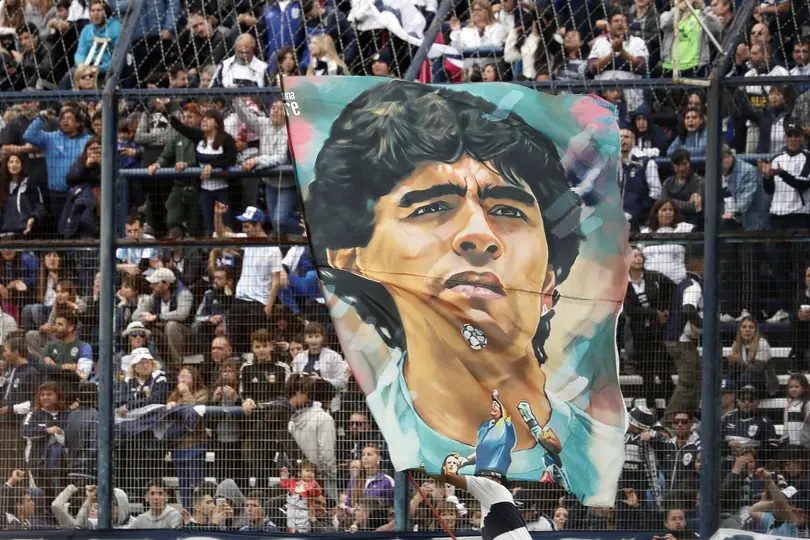 Afición de Gimnasia y Esgrima desplegó un tifo con el rostro de Maradona | MEXSPORT