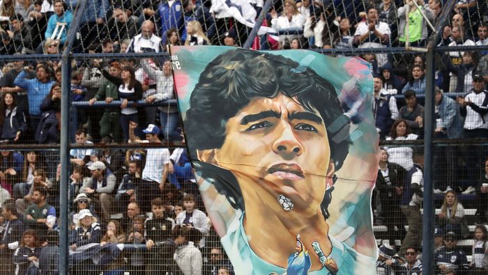 Afición de Gimnasia y Esgrima desplegó un tifo con el rostro de Maradona | MEXSPORT