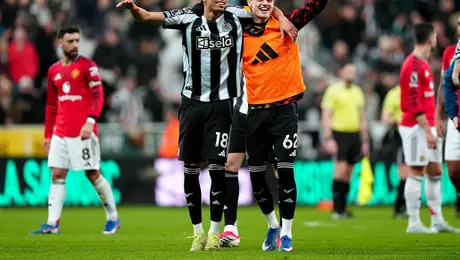 Newcastle resiste con diez y fulmina al Manchester United con gol al 90'