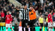 Newcastle resiste con diez y fulmina al Manchester United con gol al 90'